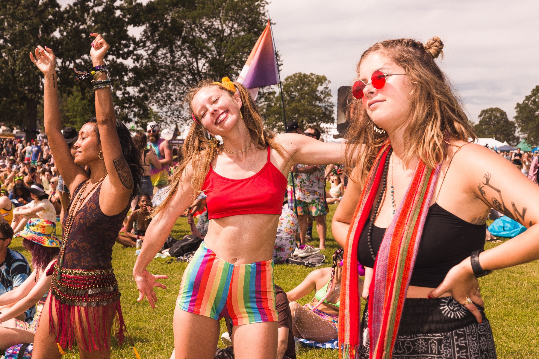 groupe d’amies à une soirée coachella groupe d’amies à une soirée coachella