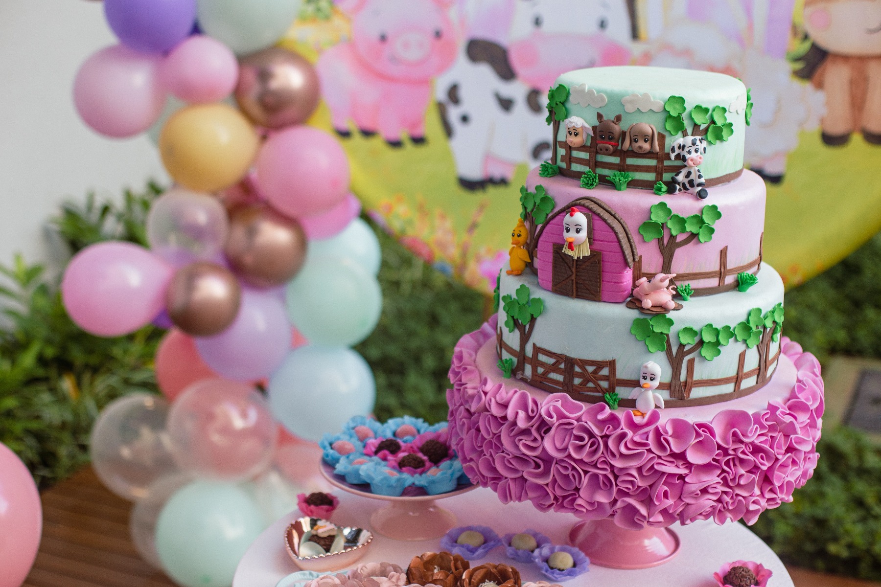 Gâteau d’anniversaire et ballons Gâteau d’anniversaire et ballons