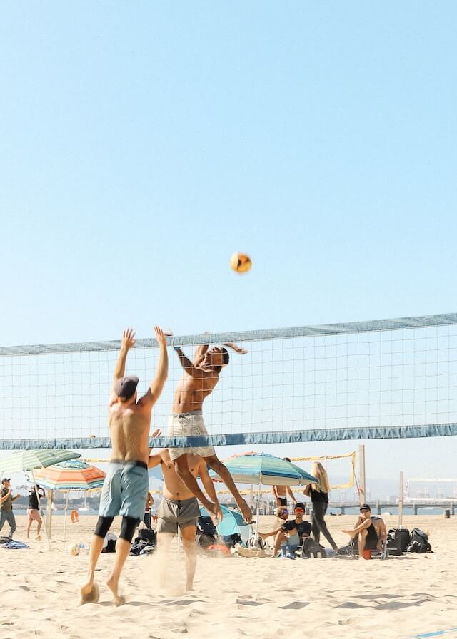 amis en tournoi de beach volley pour leur activité EVG amis en tournoi de beach volley pour leur activité EVG