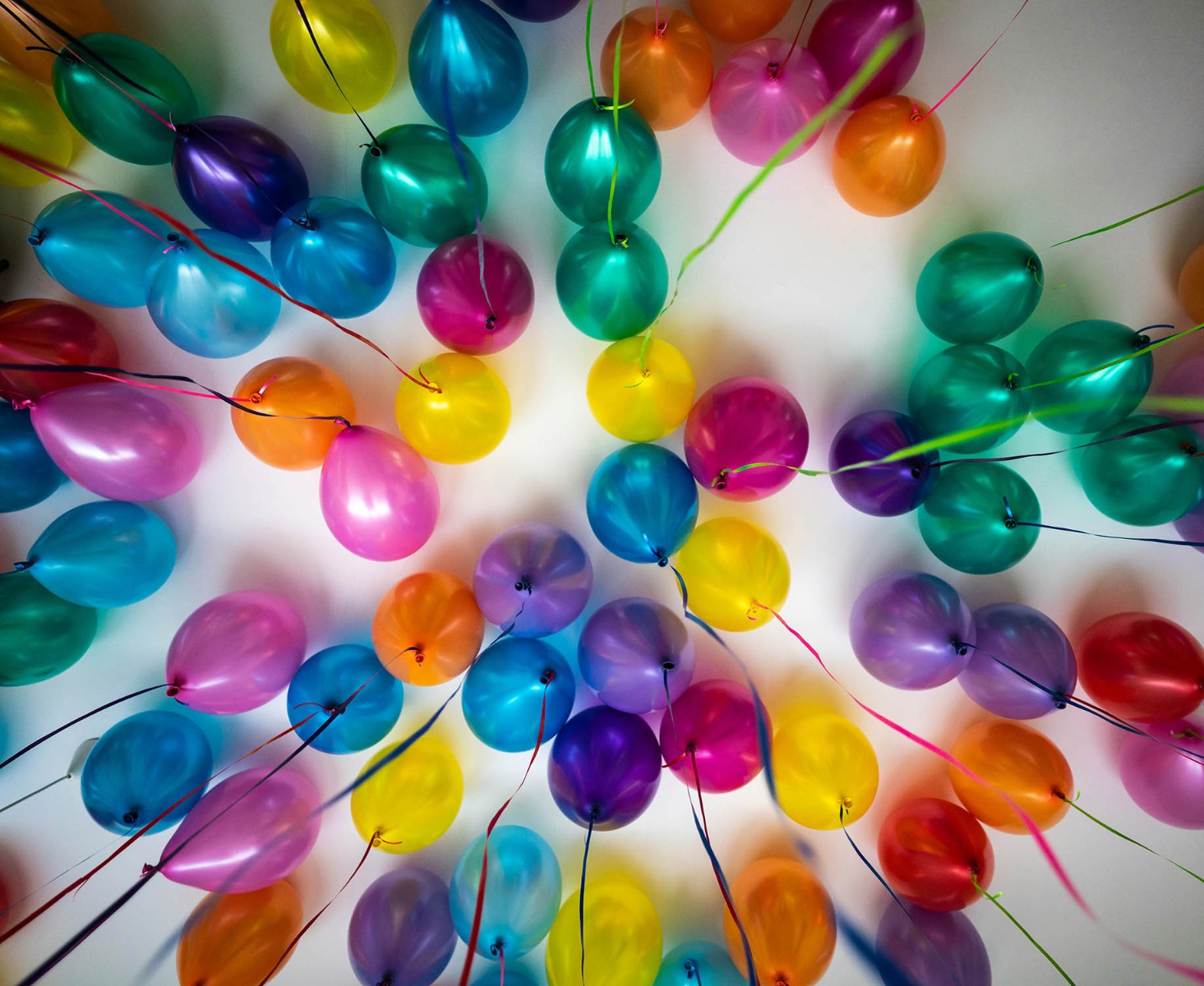 déco d’anniversaire aladin avec des ballons multicolores déco d’anniversaire aladin avec des ballons multicolores