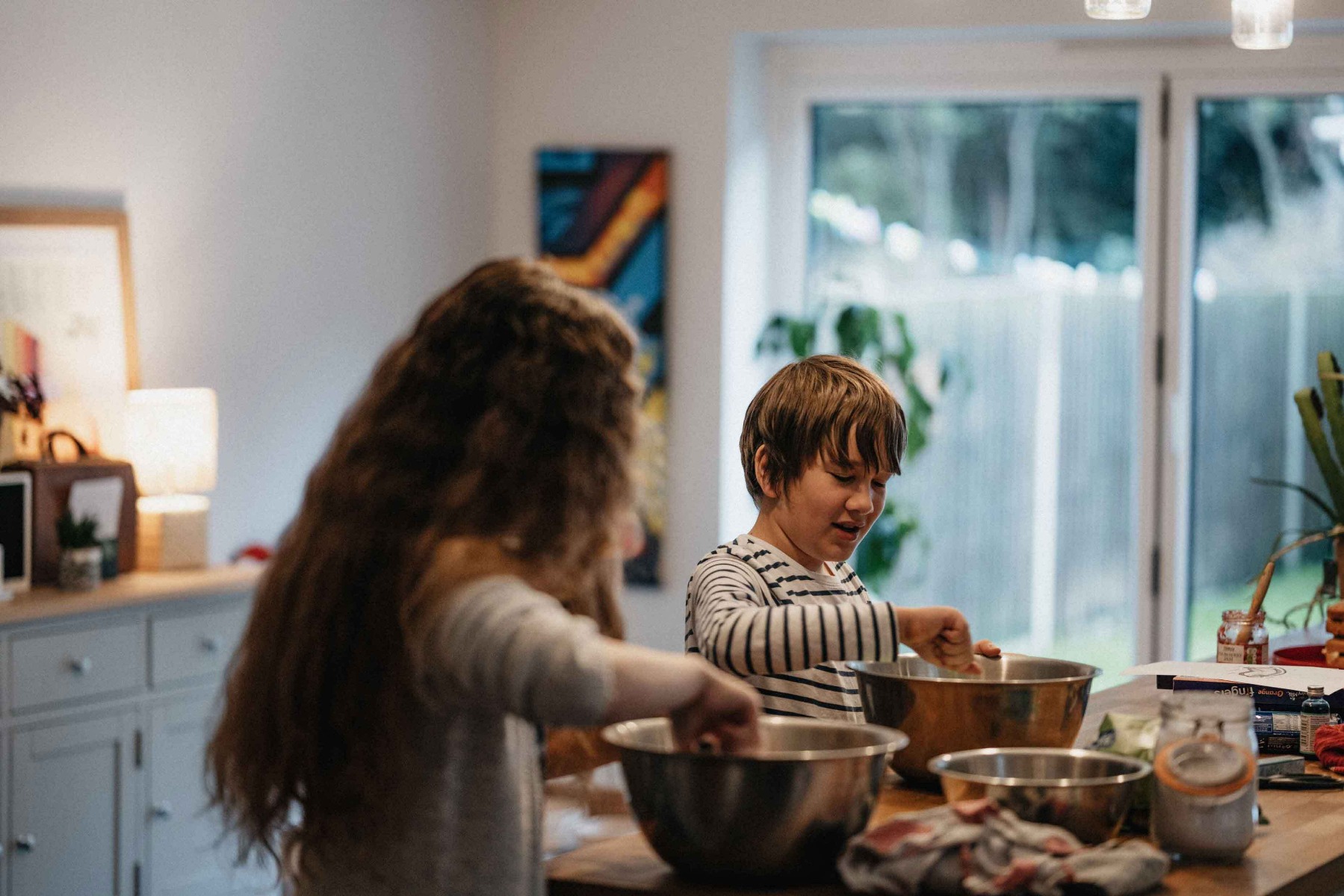 Enfants qui pâtissent à la maison pendant les vacances d’hiver Enfants qui pâtissent à la maison pendant les vacances d’hiver