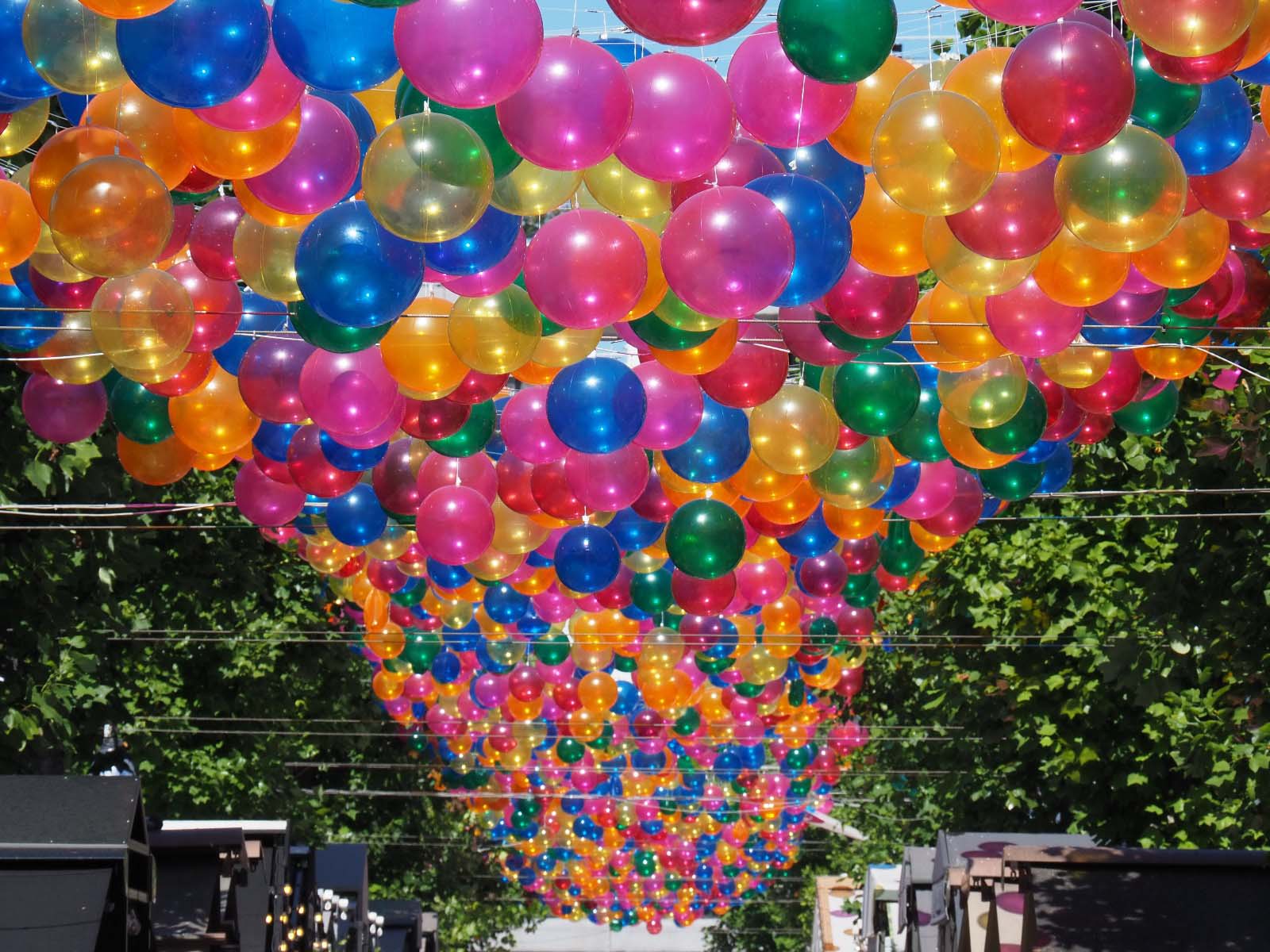 ballons colorés au-dessus d'une buvette fête des écoles ballons colorés au-dessus d'une buvette fête des écoles