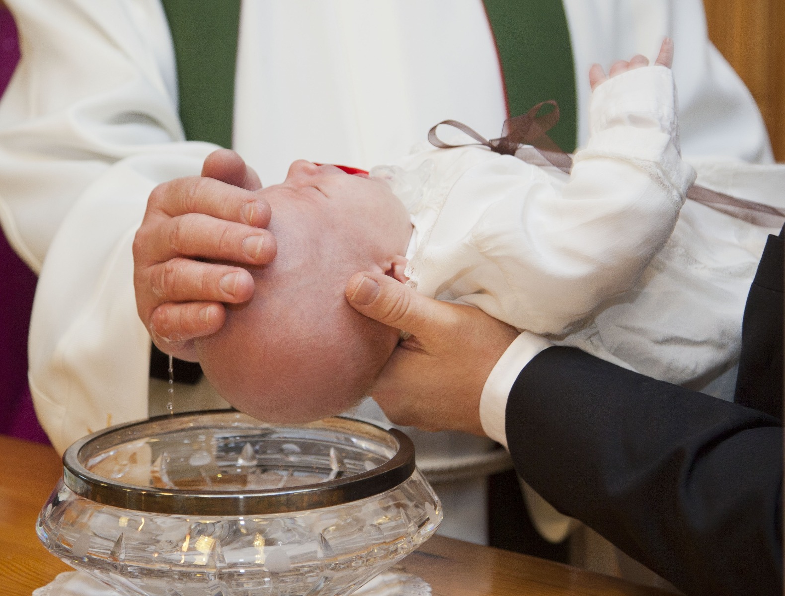 Bébé qui se fait baptiser