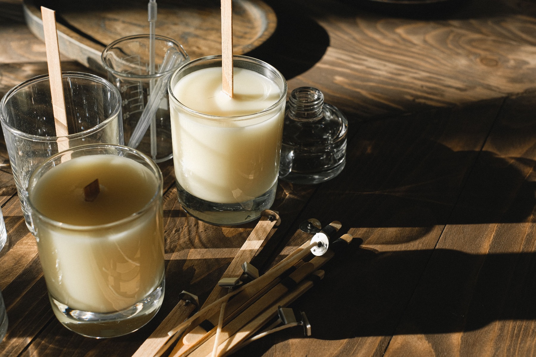 Bougies, verres vides et outils sur une table en bois Bougies, verres vides et outils sur une table en bois