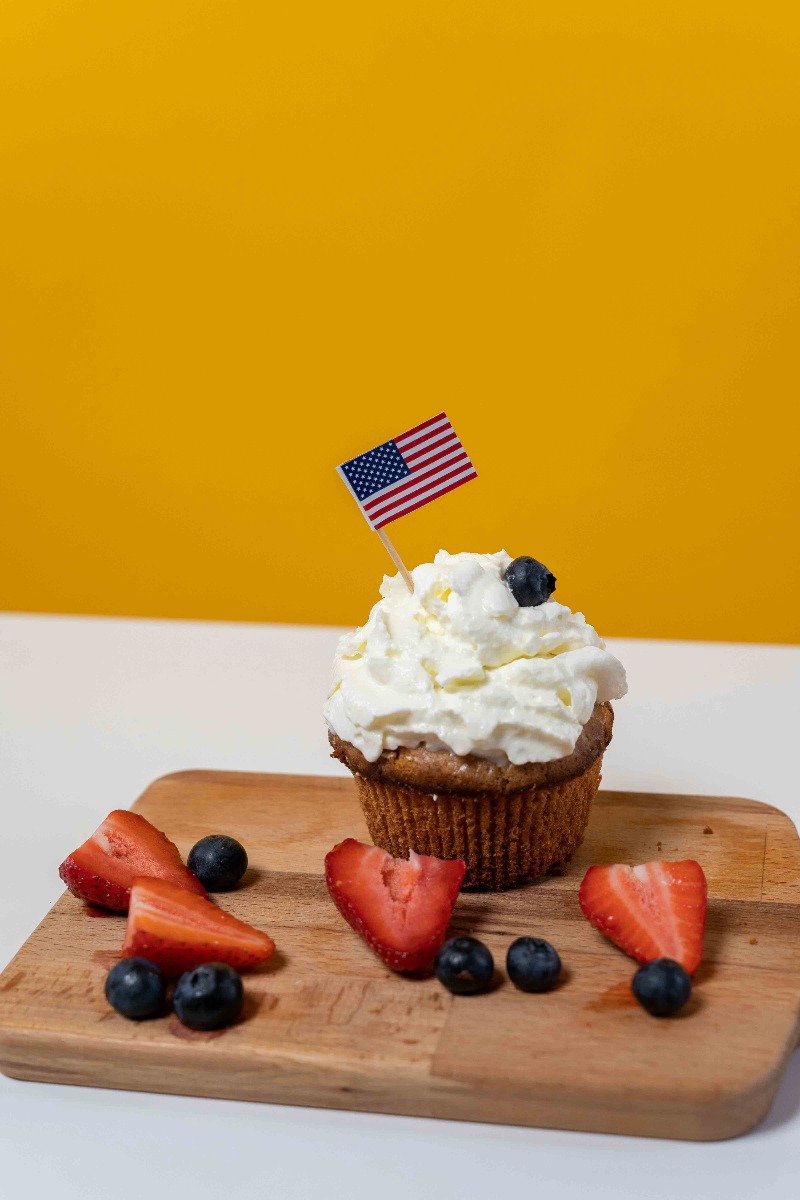 gâteau d’anniversaire USA avec un cupcake gâteau d’anniversaire USA avec un cupcake