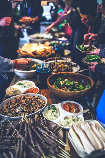Un buffet lors d'une soirée