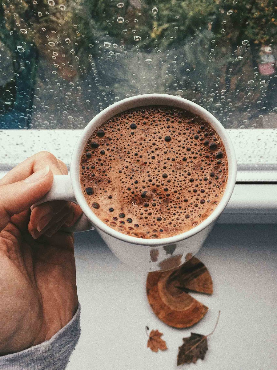 tasse de chocolat chaud lors d’un anniversaire hiver adulte tasse de chocolat chaud lors d’un anniversaire hiver adulte