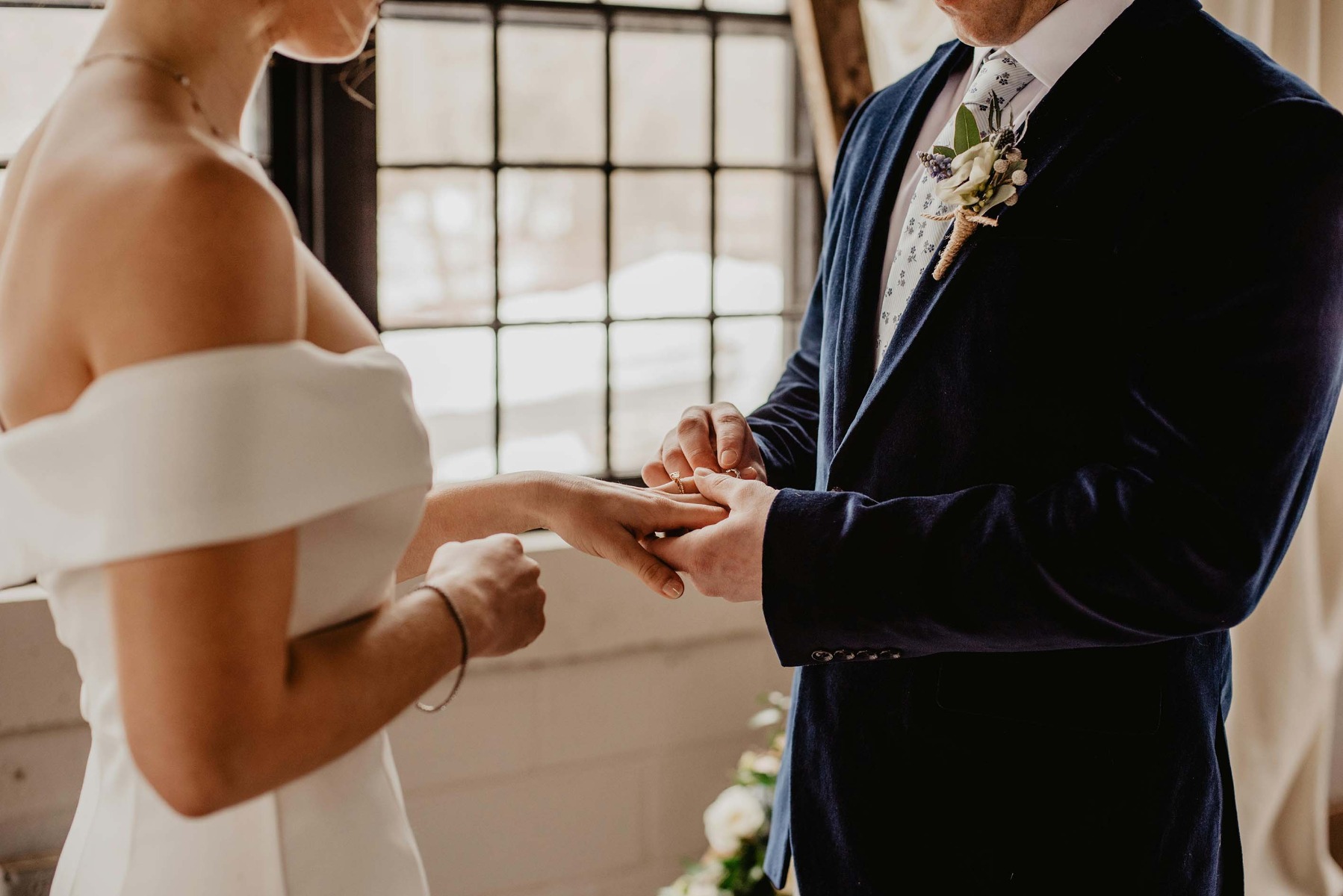 échange des alliances lors d’un mariage en petit comité échange des alliances lors d’un mariage en petit comité
