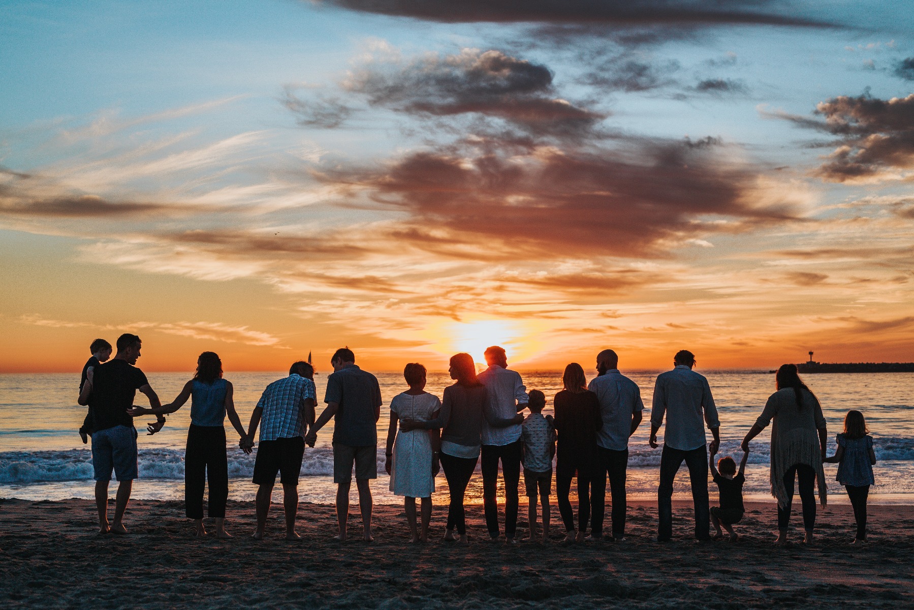 Une famille au bord de la plage