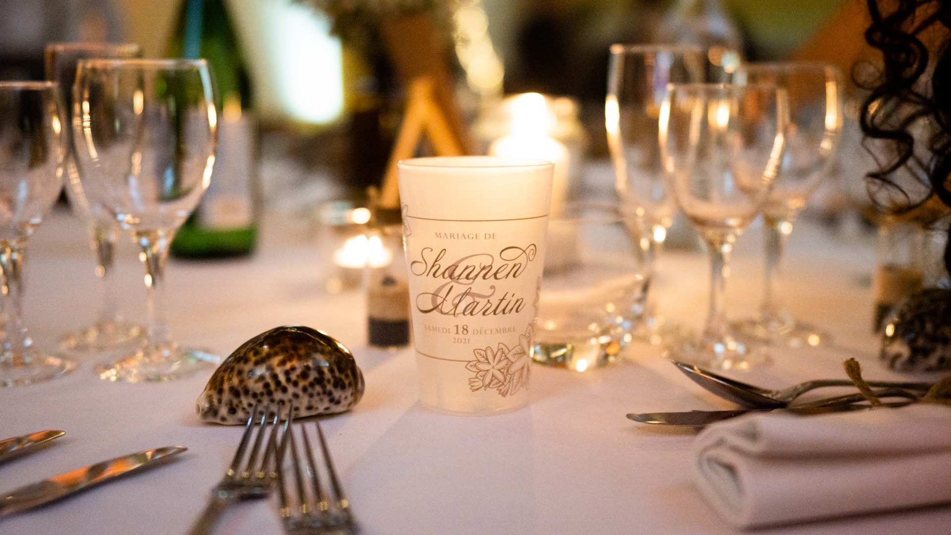 décoration table mariage laïque avec un gobelet personnalisé Gobelets.com