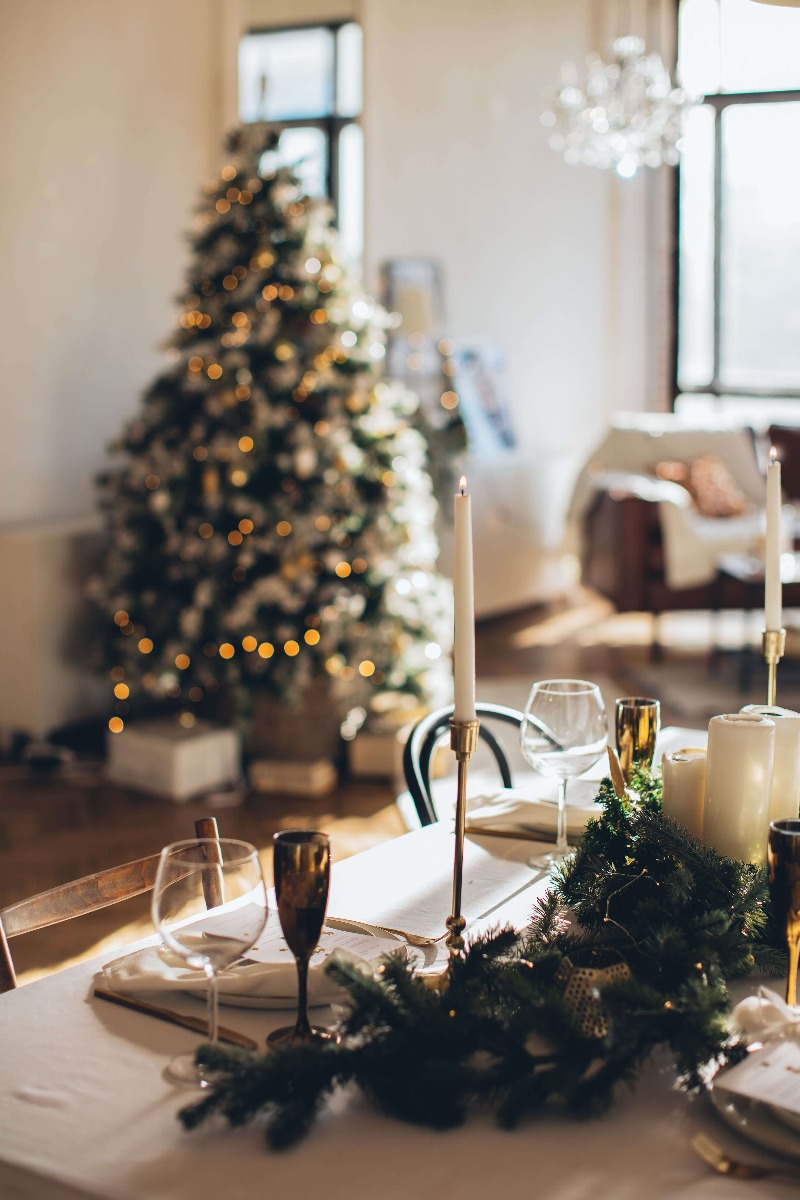 décoration de la table du Nouvel An avec des branches de sapin et des bougies décoration de la table du Nouvel An avec des branches de sapin et des bougies