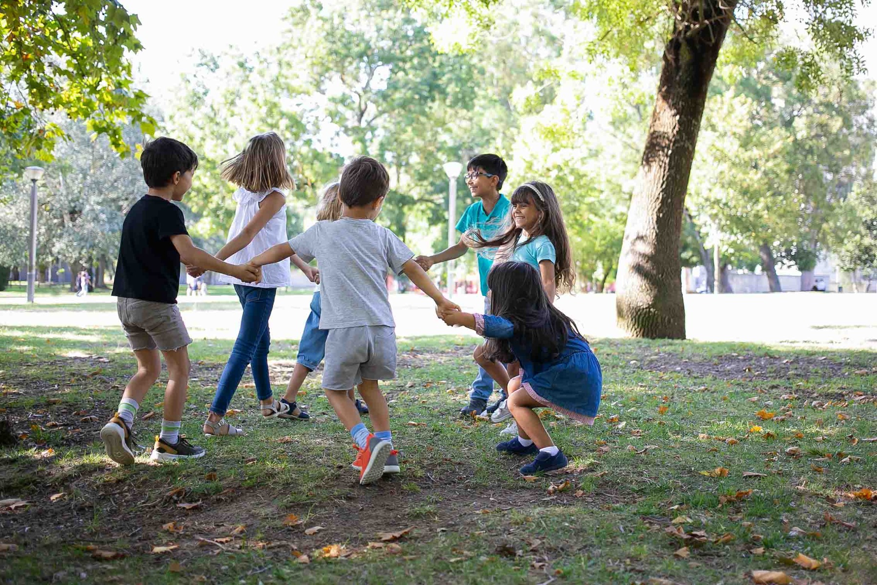 enfants qui s’amusent à la fête de l’école enfants qui s’amusent à la fête de l’école
