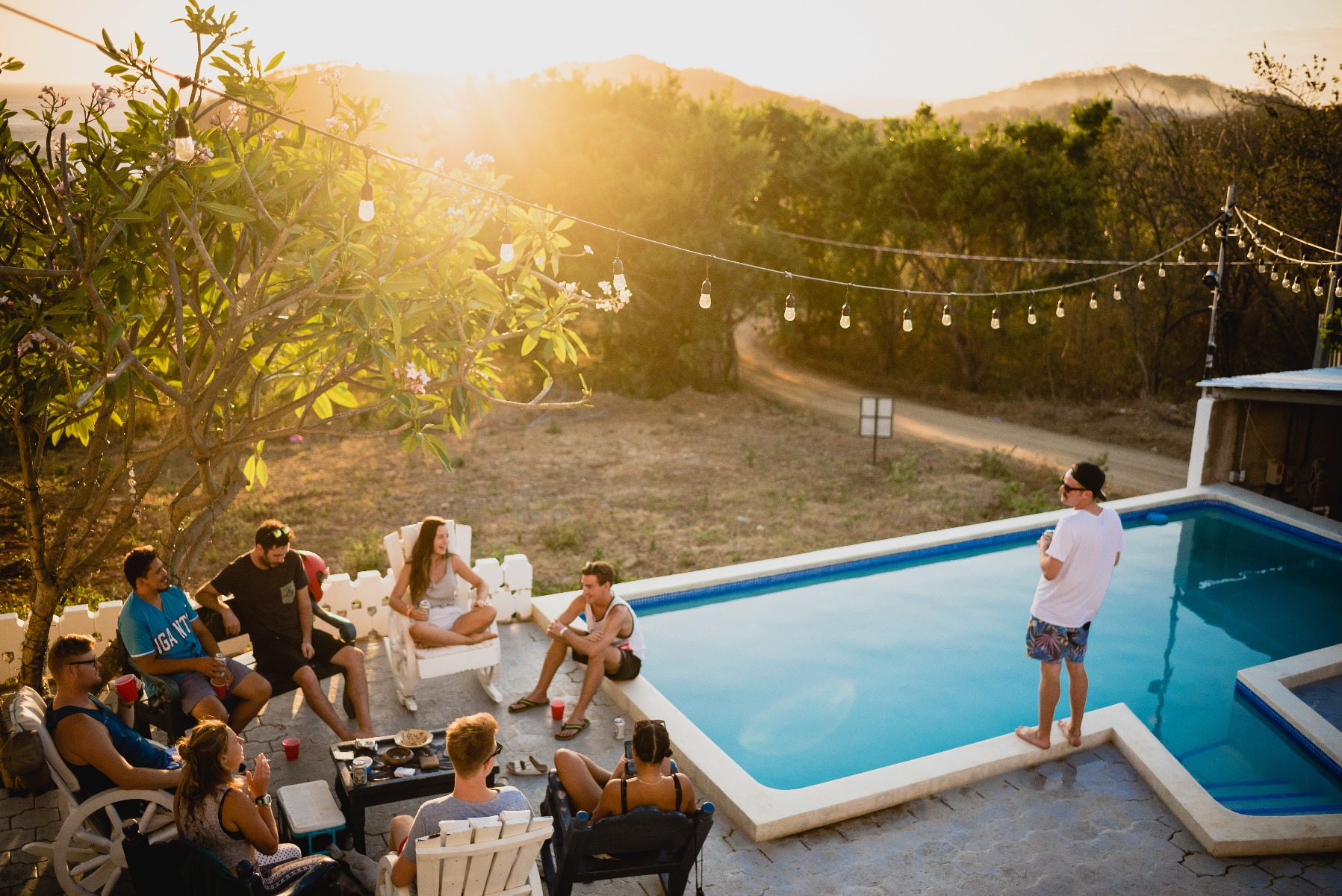 Fête au bord d‘une piscine entre amis Fête au bord d‘une piscine entre amis