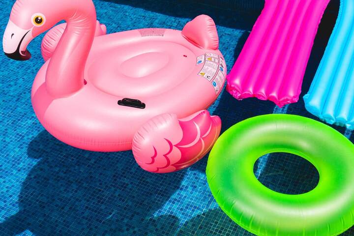 flamant rose dans une piscine pour une soirée coachella flamant rose dans une piscine pour une soirée coachella