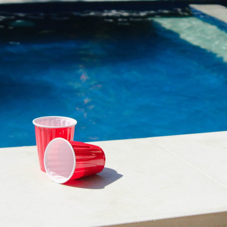 Des gobelets rouge pour faire un flip cup