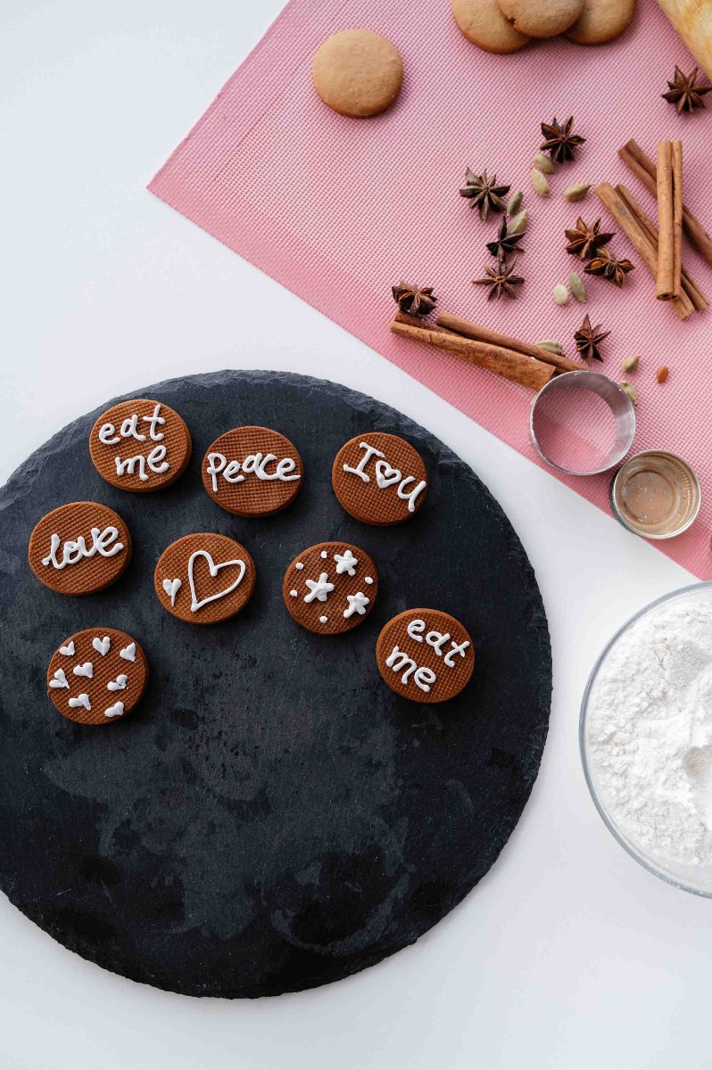 assortiment de gâteaux comme cadeau pour une cousinade assortiment de gâteaux comme cadeau pour une cousinade