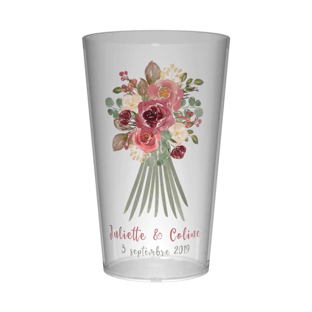gobelet de mariage avec un bouquet de mariée