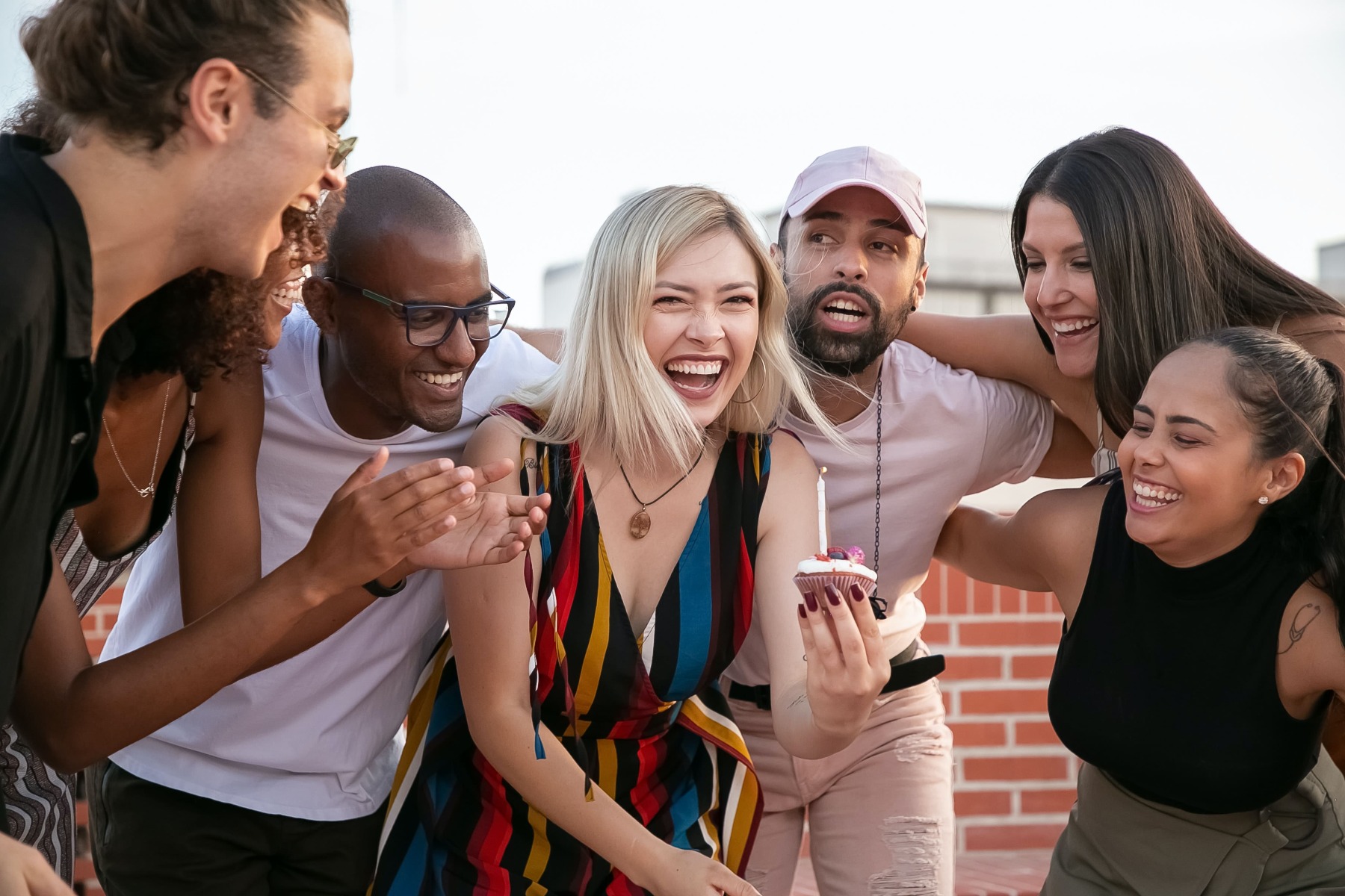 groupe d’amis qui sourient en se prenant dans les bras groupe d’amis qui sourient en se prenant dans les bras