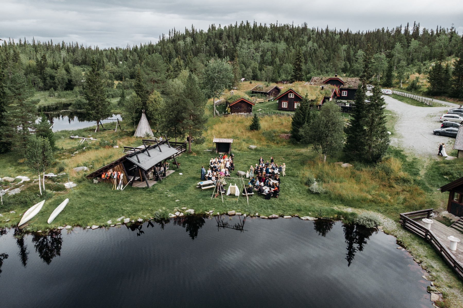 Une guinguette au bord d'un lac Une guinguette au bord d'un lac