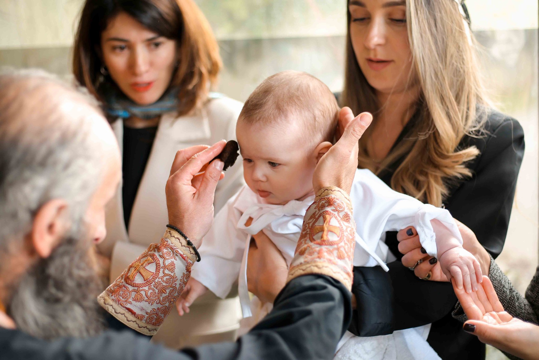 bénédiction d’un bébé lors d’un baptême bénédiction d’un bébé lors d’un baptême