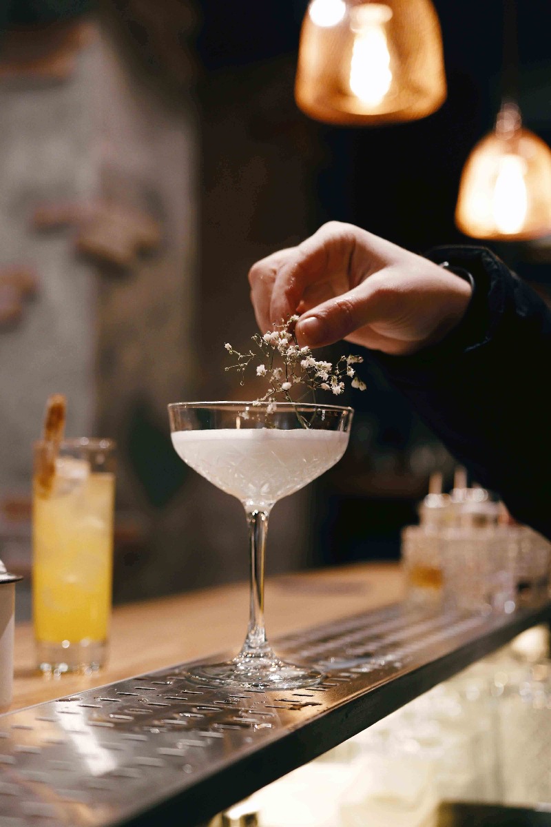 une coupe fleurie de mockail bellini en guise d’idée de cocktails une coupe fleurie de mockail bellini en guise d’idée de cocktails