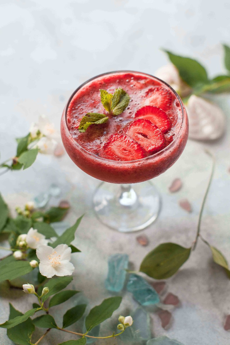 un mocktail fraise menthe comme idée de cocktails d’été un mocktail fraise menthe comme idée de cocktails d’été