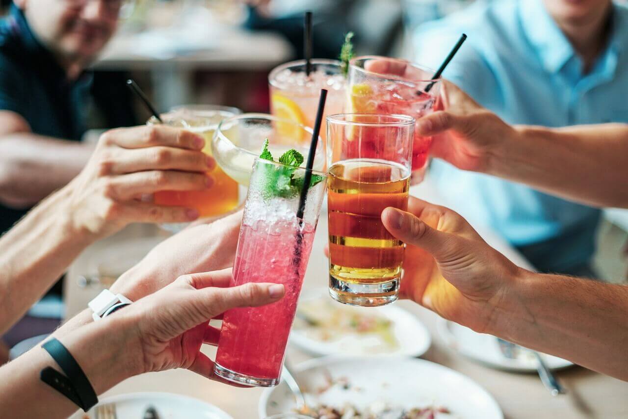 amis trinquant à table avec différentes idée cocktails amis trinquant à table avec différentes idée cocktails