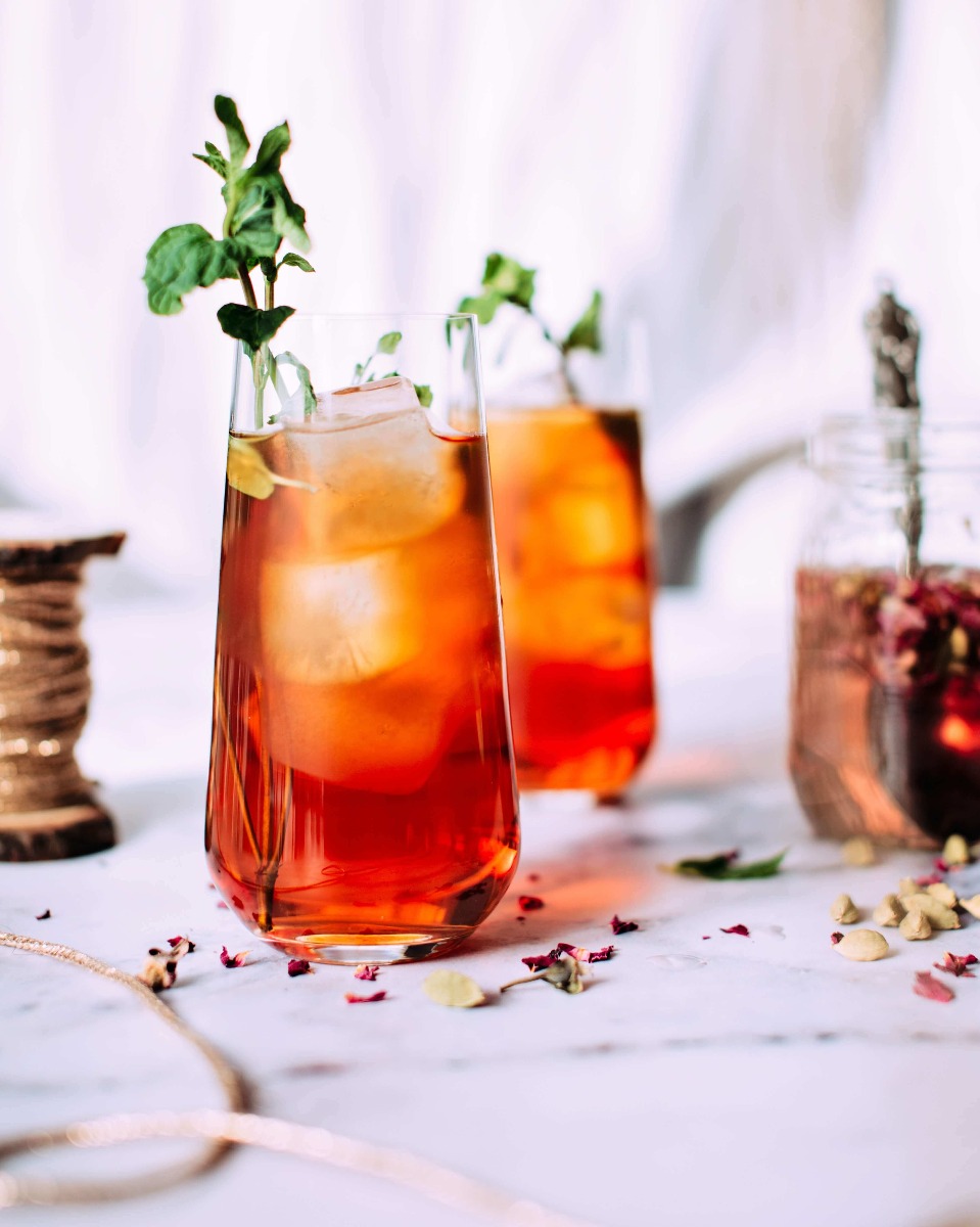 une idée de cocktail thé pêche avec une feuille de menthe une idée de cocktail thé pêche avec une feuille de menthe