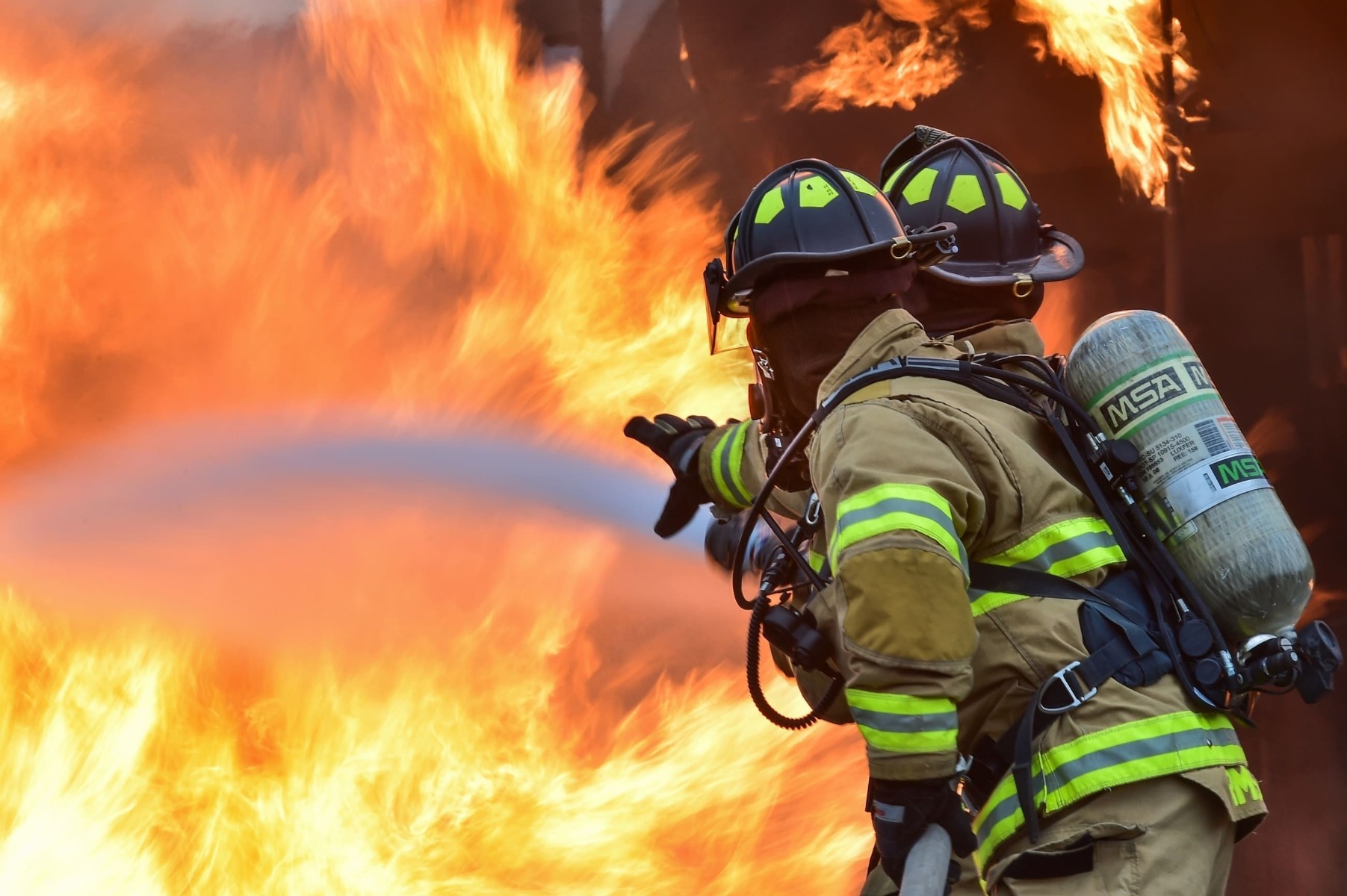 La journée internationale des pompiers Pompiers qui éteignent un feu