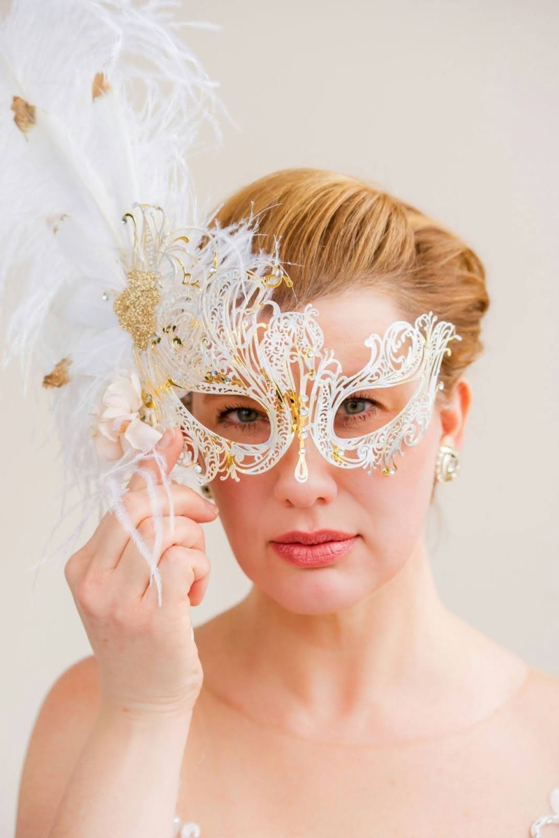 femme déguiser prête à organiser une soirée bal masqué femme déguiser prête à organiser une soirée bal masqué