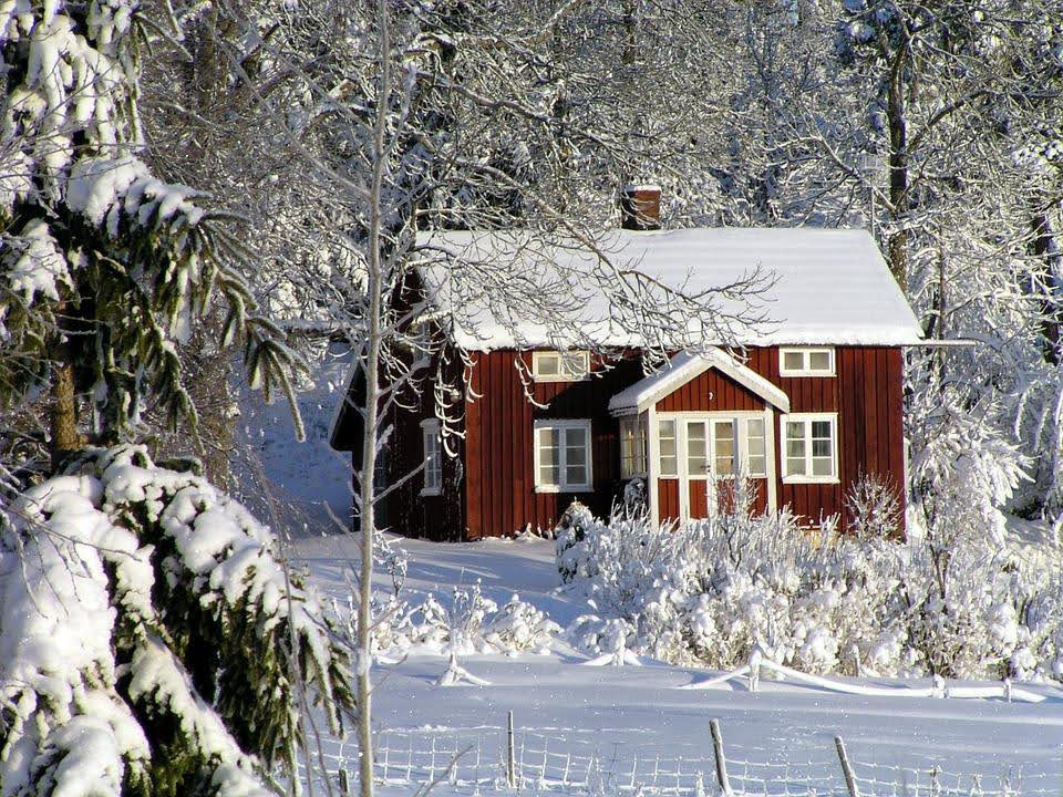 maison enneigée pendant un anniversaire d'hiver adulte maison enneigée pendant un anniversaire d'hiver adulte