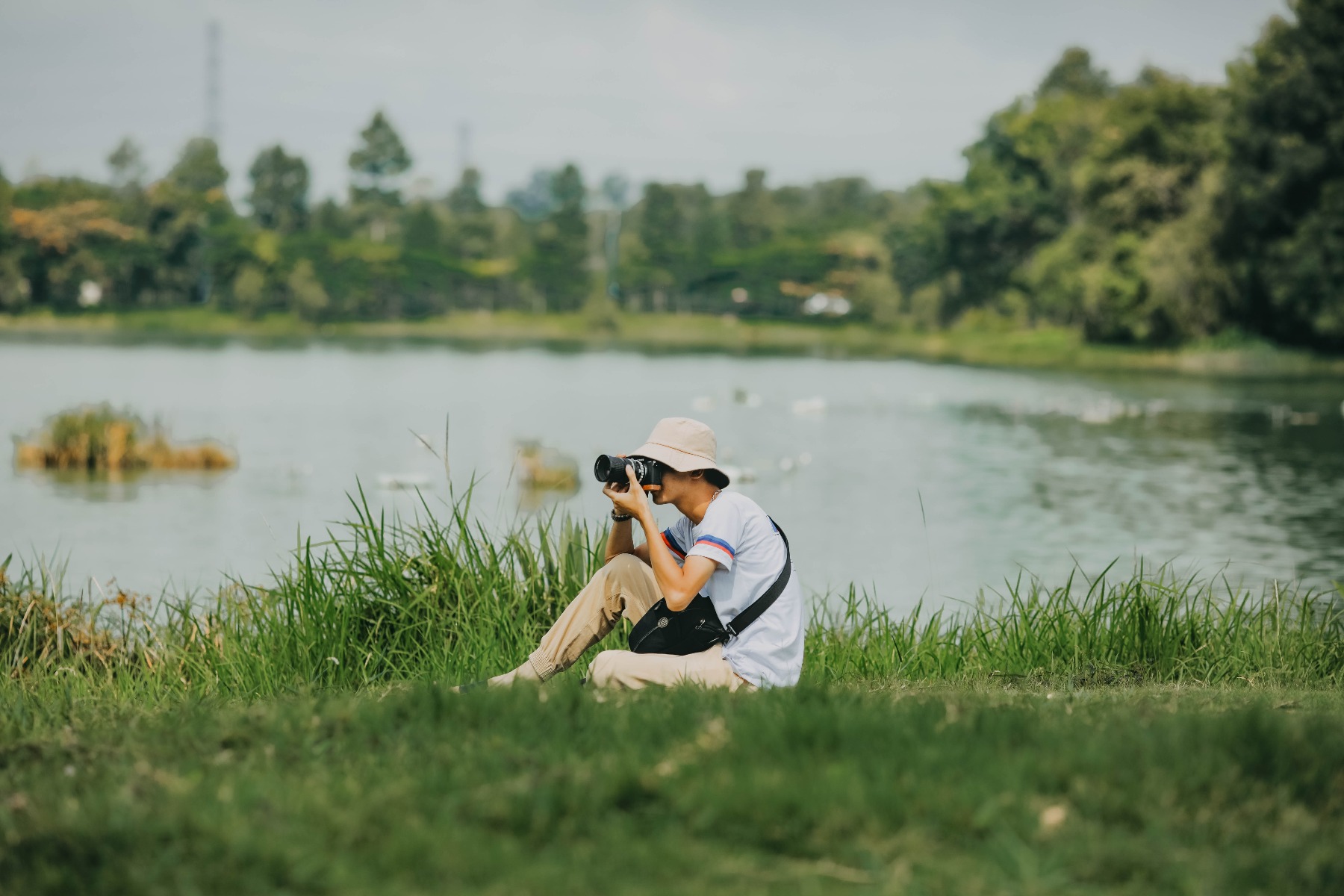un homme prenant une photo un homme prenant une photo