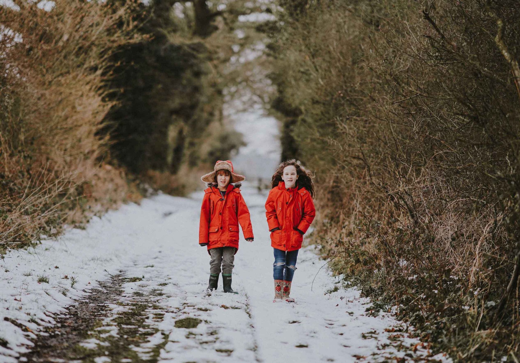 Enfants qui se promènent pendant les vacances d’hiver Enfants qui se promènent pendant les vacances d’hiver