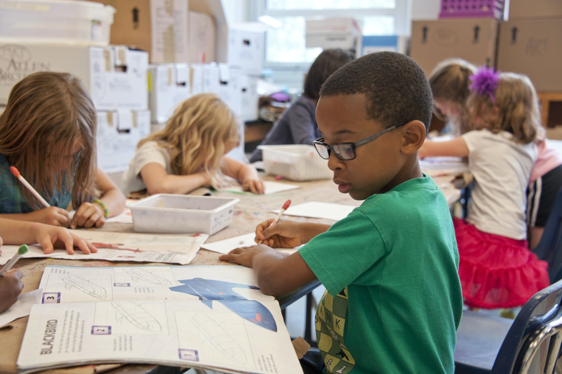 Des enfants qui sont entrain de travailler à l’école Des enfants qui sont entrain de travailler à l’école