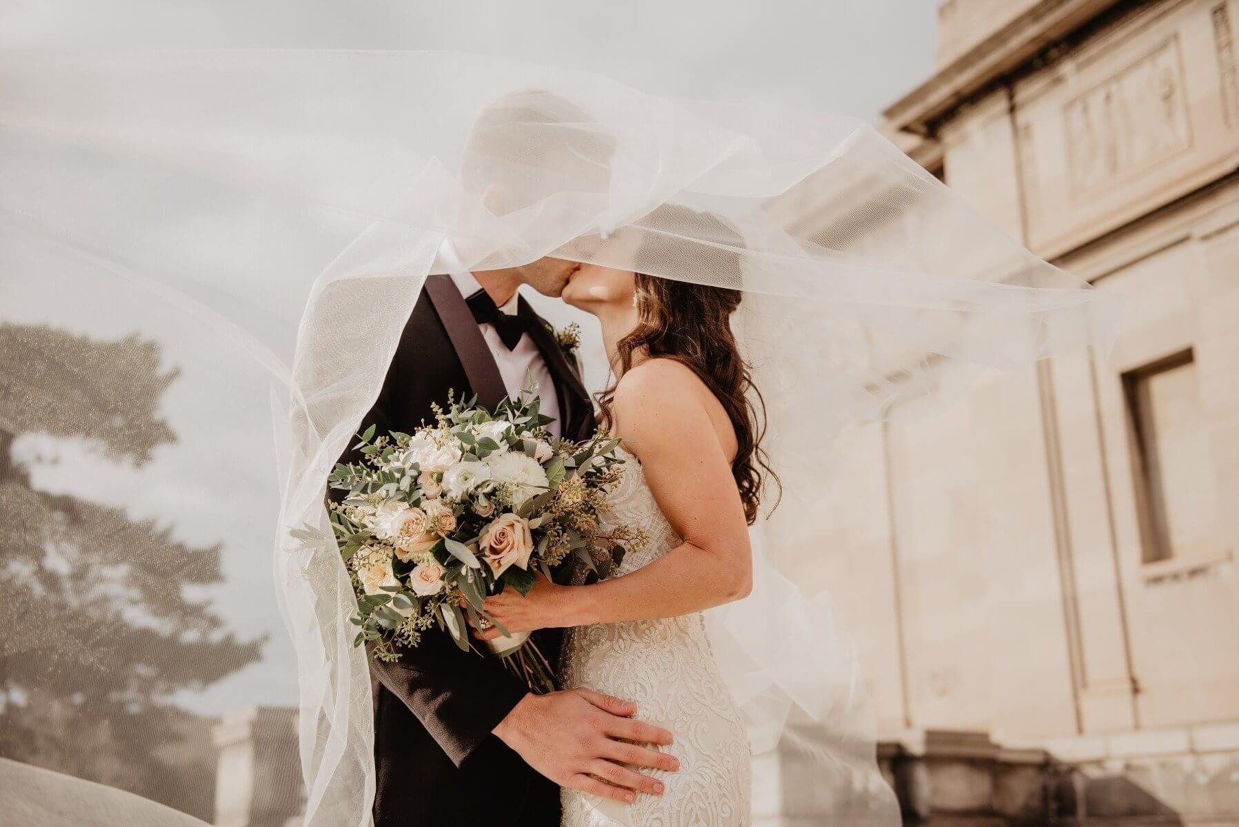 signification des fleurs de mariage : mariée tenant un bouquet signification des fleurs de mariage : mariée tenant un bouquet