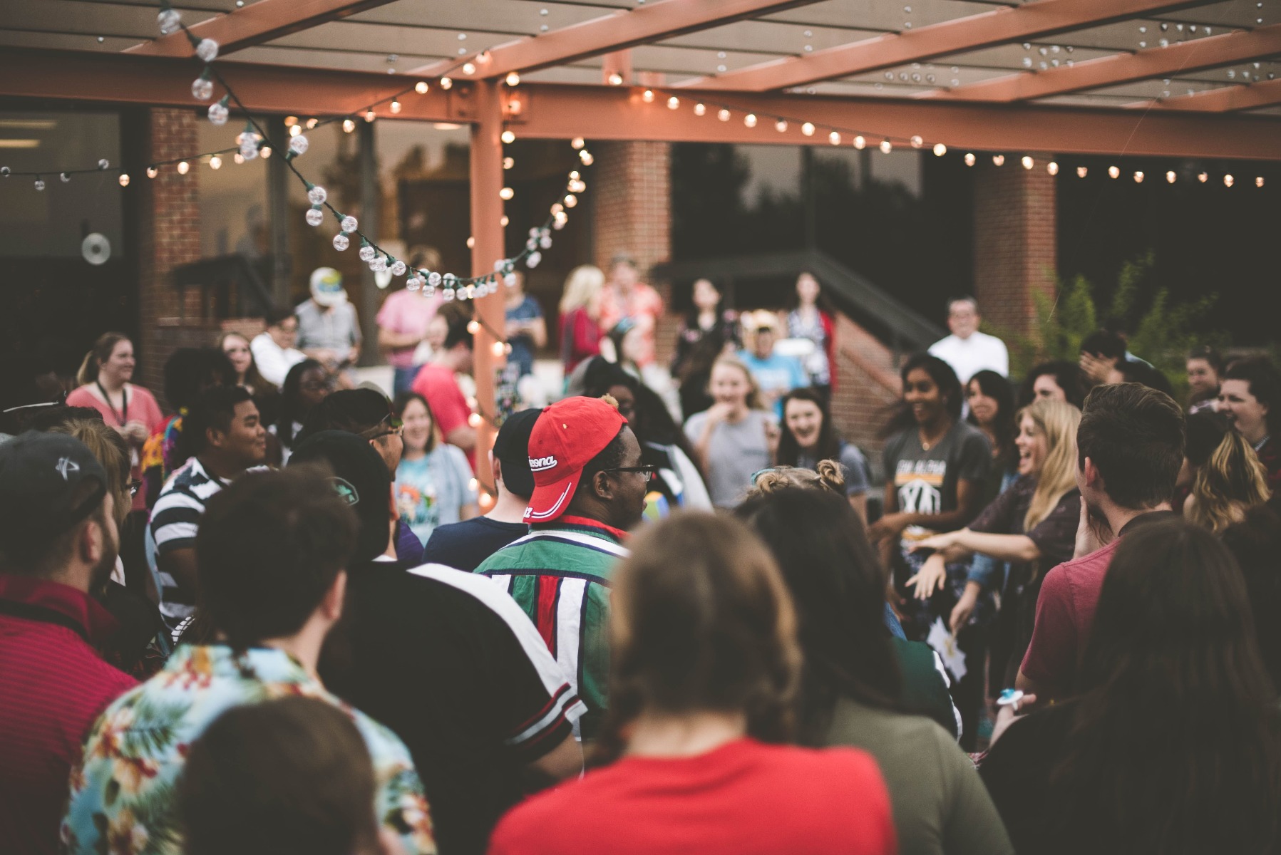 Soirée d’été réunissant beaucoup de monde Soirée d’été réunissant beaucoup de monde