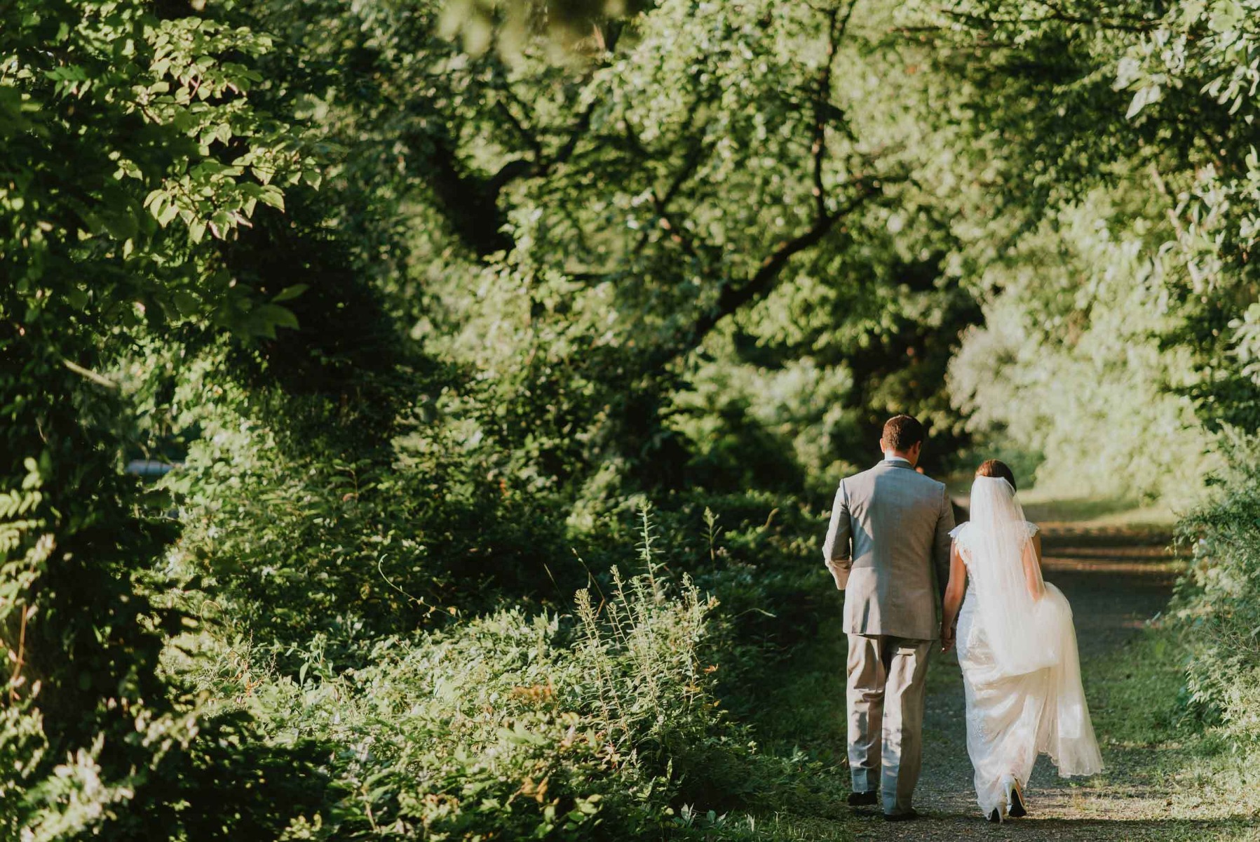couple marié en forêt pour leur tendance mariage écoresponsable couple marié en forêt pour leur tendance mariage écoresponsable