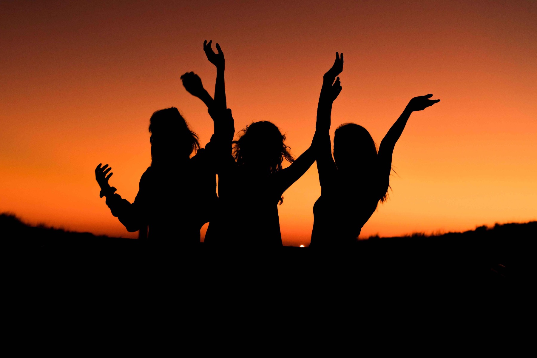 femmes dansant au coucher de soleil sur une tendance mariage festival femmes dansant au coucher de soleil sur une tendance mariage festival