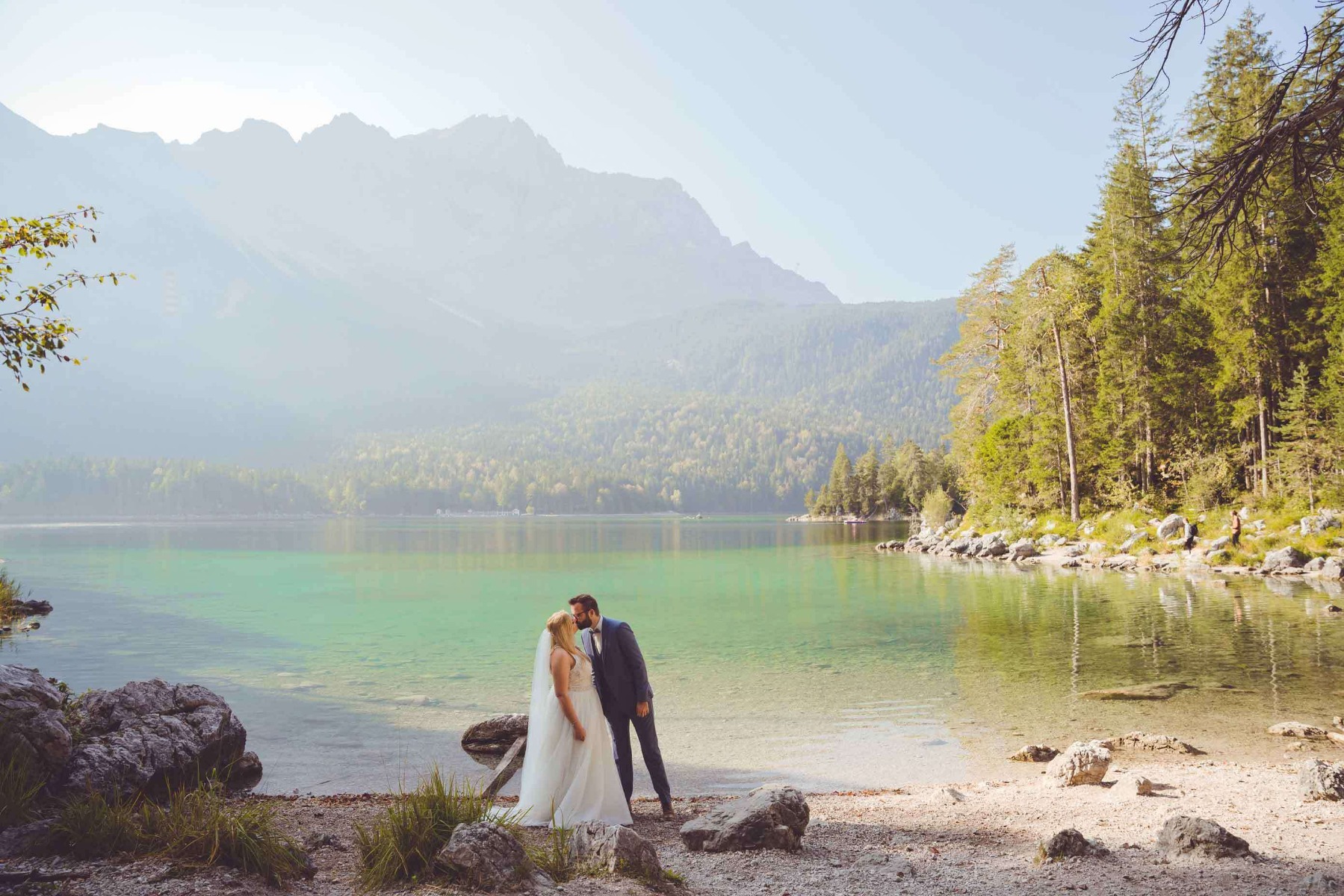 couple marié face aux montagnes pour une tendance mariage à l’étranger couple marié face aux montagnes pour une tendance mariage à l’étranger