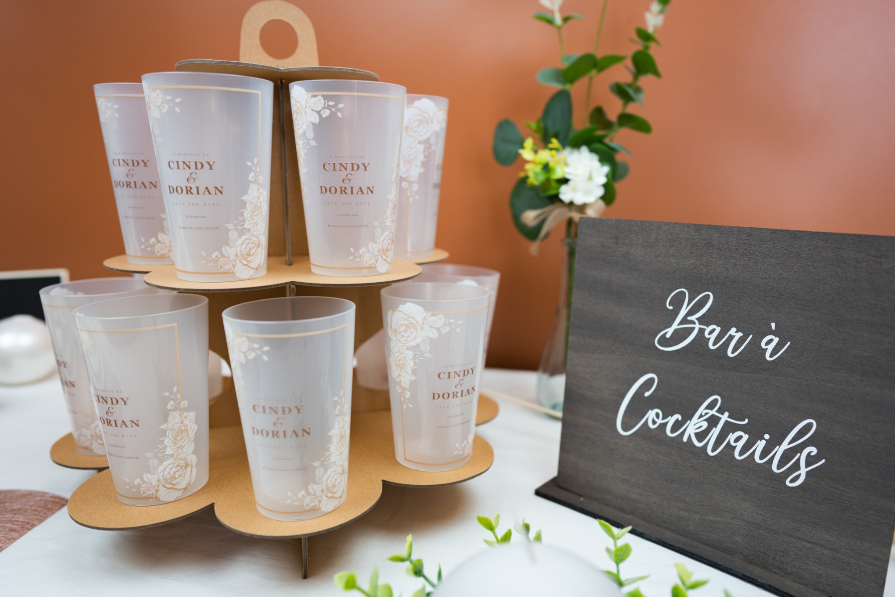 Bar à cocktail avec des gobelets personnalisés Gobelets.com pour un mariage laïque